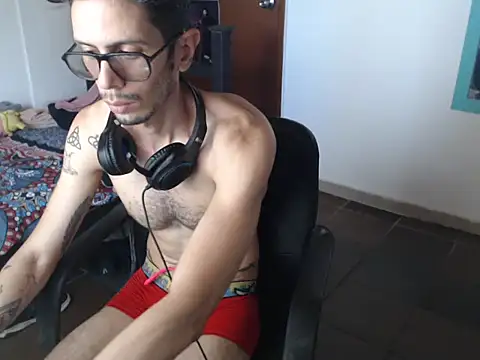 Snapshot of alisterxxx chatting on July 7, 2026, 3:38 pm alisterxxx online show from July 7, 2026, 3:38 pm