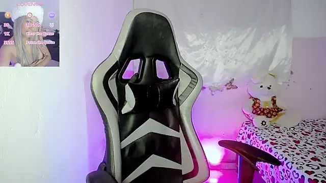 ninatiny online show from February 19, 2025, 10:56 am