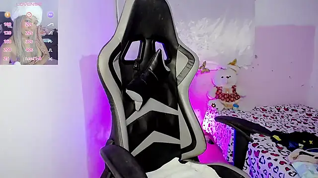 ninatiny online show from February 28, 2025, 9:47 am