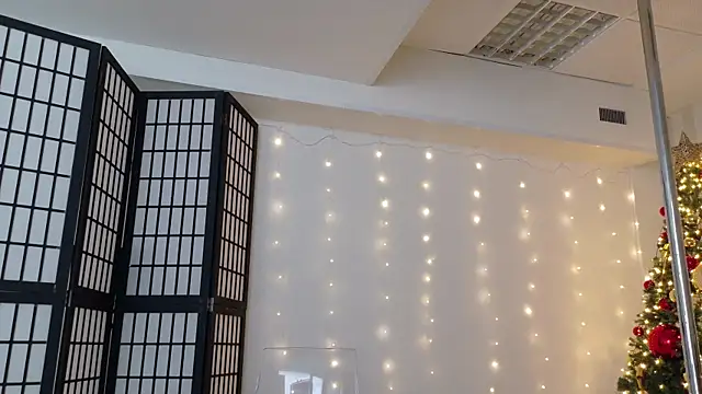 girl nextd00r online show from December 30, 2024, 8:21 am