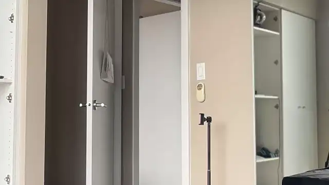 MikyFoxx online show from September 25, 2025, 9:29 pm