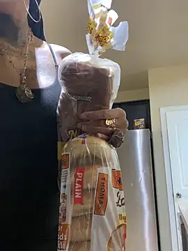 Snapshot of MzParker chatting on February 11, 2026, 4:23 pm MzParker online show from February 11, 2026, 4:23 pm