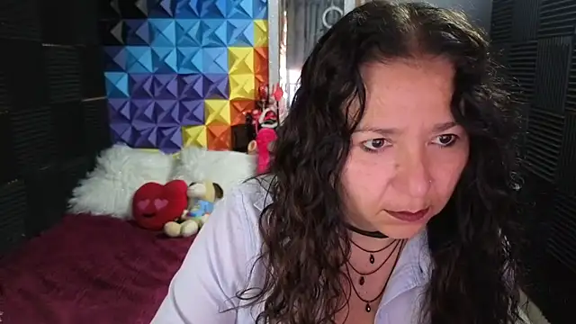 katifoxx online show from November 10, 2025, 4:06 pm