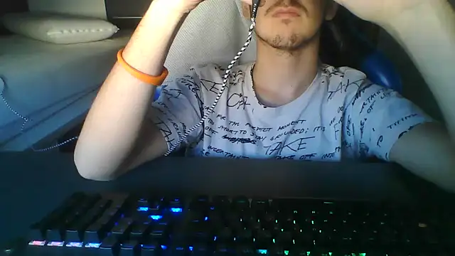 Troycm online show from October 5, 2025, 4:27 pm