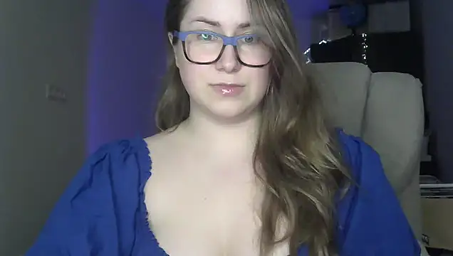 Snapshot of SeasonalSomeone chatting on May 18, 2026, 9:42 pm SeasonalSomeone online show from May 18, 2026, 9:42 pm