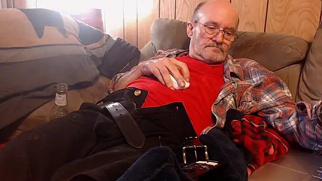 snickers1 online show from April 14, 2026, 4:24 pm