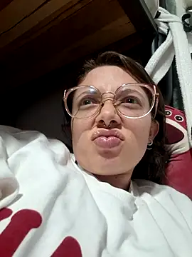 linda-schmidt online show from December 22, 2025, 1:02 am