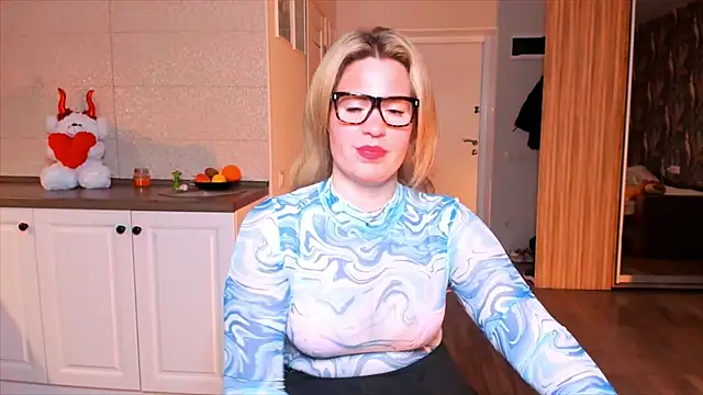 HotTiffani online show from November 9, 2025, 1:42 pm