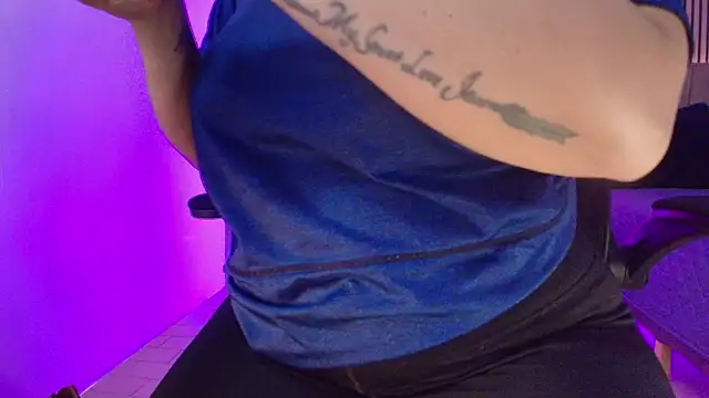 JuliRamirez online show from April 15, 2026, 5:53 pm