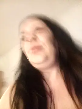 Leanne43 online show from April 18, 2026, 9:15 pm