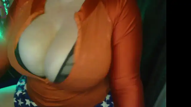 Snapshot of HoneyChambers chatting on July 5, 2026, 2:40 am HoneyChambers online show from July 5, 2026, 2:40 am