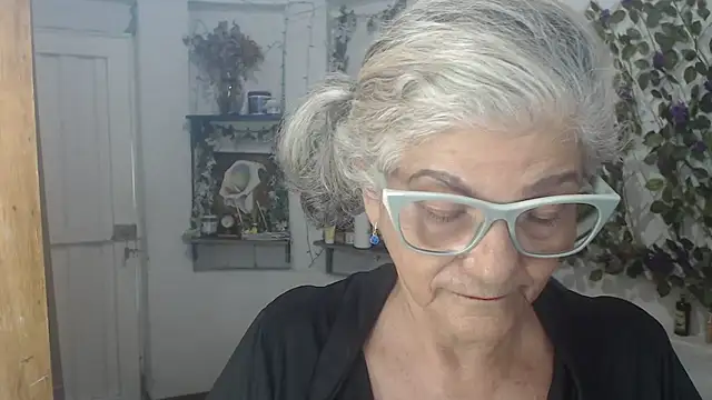 Snapshot of FunnyGrandma chatting on July 14, 2026, 10:48 pm FunnyGrandma online show from July 14, 2026, 10:48 pm