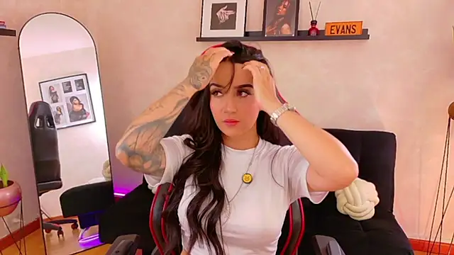 EmmyEvans1 online show from March 2, 2026, 7:32 pm