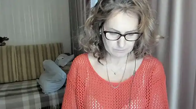 lauraoven online show from February 4, 2025, 1:59 pm