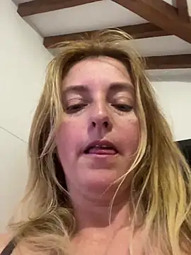 moniquerainx online show from April 20, 2026, 3:37 pm