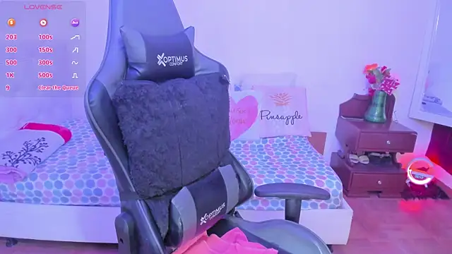 esmeralda milf online show from October 5, 2025, 1:42 pm