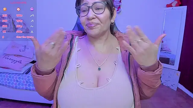 esmeralda milf online show from April 13, 2026, 7:52 pm