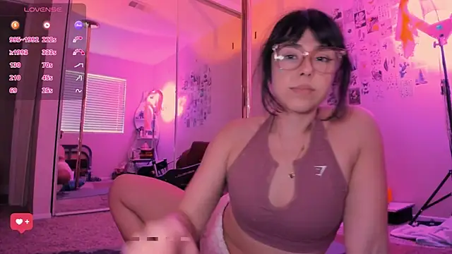Snapshot of Evie-Luna chatting on June 6, 2026, 2:05 am Evie-Luna online show from June 6, 2026, 2:05 am