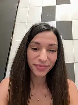 Snapshot of _MiaQueen_ chatting on May 13, 2026, 10:06 pm MiaQueen online show from May 13, 2026, 10:06 pm