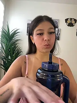 Alyshanon18 online show from October 31, 2025, 3:35 pm