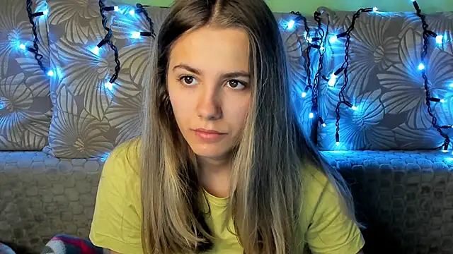 MaggieCake online show from November 4, 2025, 4:00 am