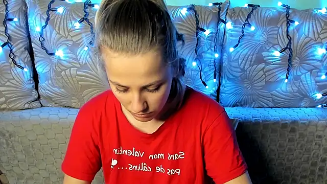 MaggieCake online show from December 22, 2025, 3:25 am