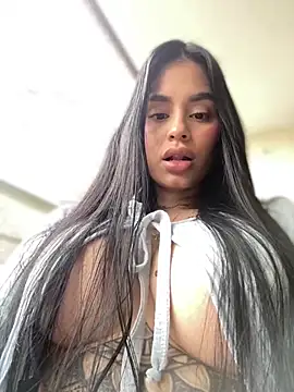 LaraHenao online show from January 5, 2025, 1:26 pm