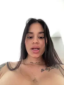 LaraHenao online show from February 11, 2025, 4:13 pm