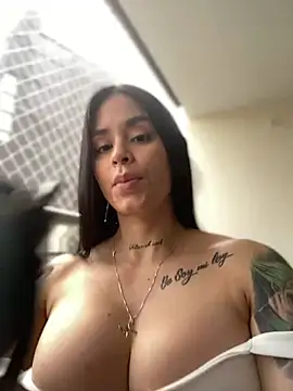 LaraHenao online show from February 12, 2025, 1:06 pm