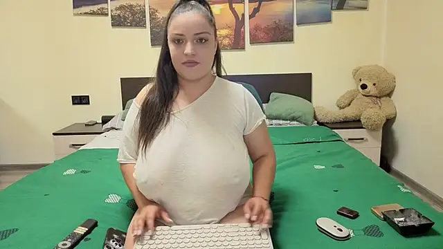 adelline online show from April 19, 2026, 8:55 pm