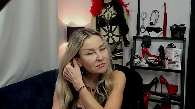 crystaLUX online show from January 3, 2025, 11:57 am