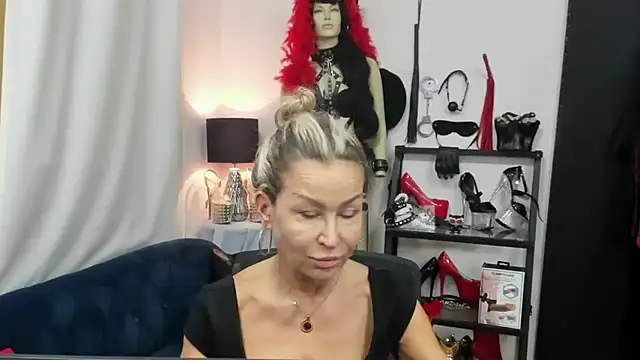 crystaLUX online show from October 7, 2025, 4:31 am