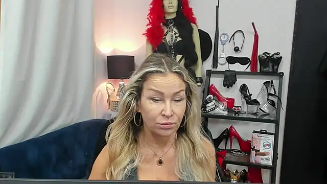 crystaLUX online show from October 15, 2025, 4:12 am