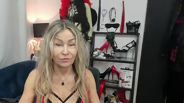 Snapshot of crystaLUX chatting on December 16, 2025, 5:23 am crystaLUX online show from December 16, 2025, 5:23 am