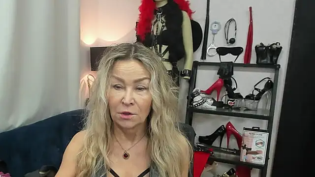 Snapshot of crystaLUX chatting on December 19, 2025, 5:14 am crystaLUX online show from December 19, 2025, 5:14 am