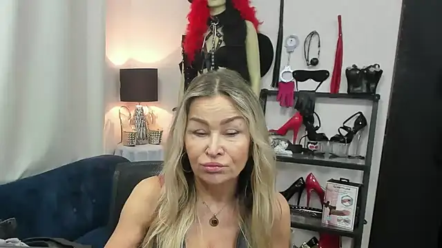 Snapshot of crystaLUX chatting on January 7, 2026, 5:32 am crystaLUX online show from January 7, 2026, 5:32 am