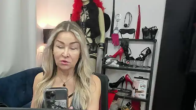 Snapshot of crystaLUX chatting on January 15, 2026, 5:34 am crystaLUX online show from January 15, 2026, 5:34 am