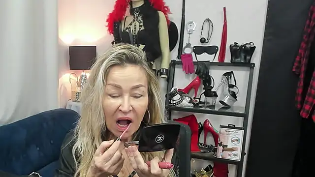 Snapshot of crystaLUX chatting on February 4, 2026, 5:46 am crystaLUX online show from February 4, 2026, 5:46 am