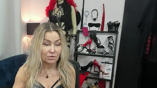 Snapshot of crystaLUX chatting on February 18, 2026, 5:25 am crystaLUX online show from February 18, 2026, 5:25 am