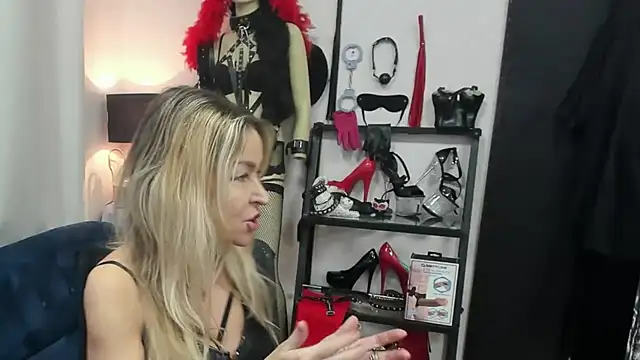 Snapshot of crystaLUX chatting on February 19, 2026, 5:25 am crystaLUX online show from February 19, 2026, 5:25 am