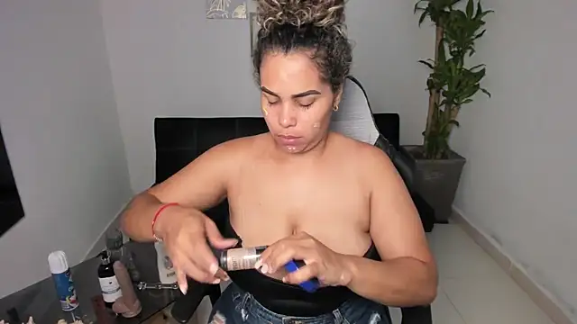 alyssannVhm online show from February 2, 2025, 7:25 pm