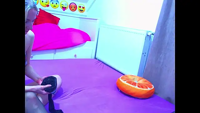 evehotty online show from November 19, 2025, 8:09 pm