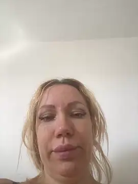 Snapshot of SofiaJoy chatting on April 24, 2026, 1:02 pm SofiaJoy online show from April 24, 2026, 1:02 pm