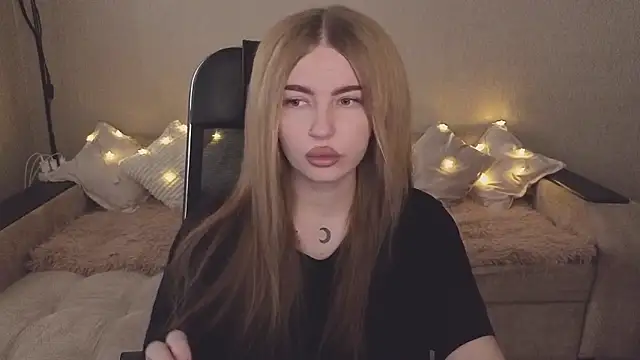 ViolettaLopez online show from October 13, 2025, 12:05 pm