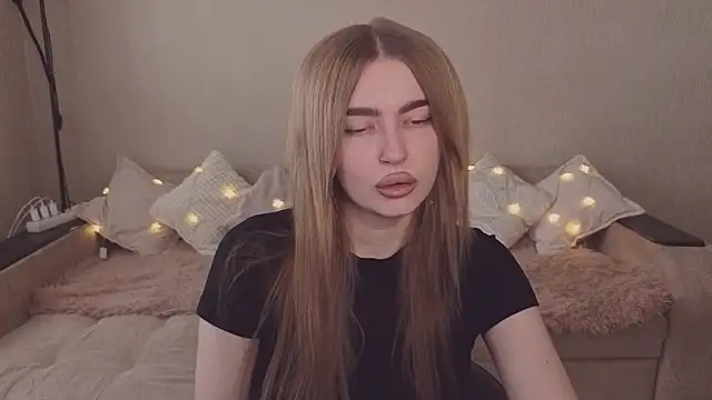 ViolettaLopez online show from April 15, 2026, 1:07 pm