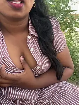 Snapshot of Dhiyapink chatting on February 9, 2025, 12:08 pm Dhiyapink online show from February 9, 2025, 12:08 pm