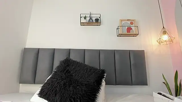 MaraOwen  online show from December 20, 2025, 12:12 pm