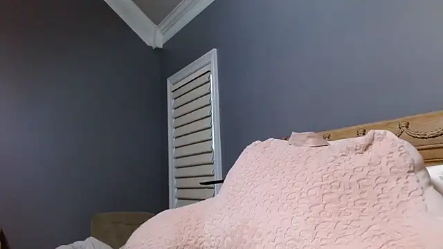 Lisaisluscious online show from February 4, 2025, 1:06 pm