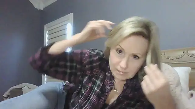 Lisaisluscious online show from February 17, 2025, 9:30 pm