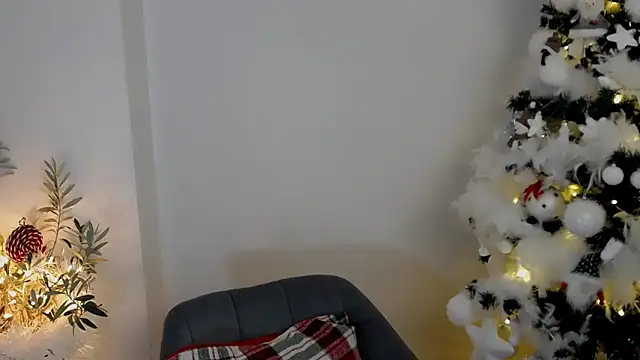 Snapshot of Xentthia chatting on December 4, 2025, 2:37 pm Xentthia online show from December 4, 2025, 2:37 pm